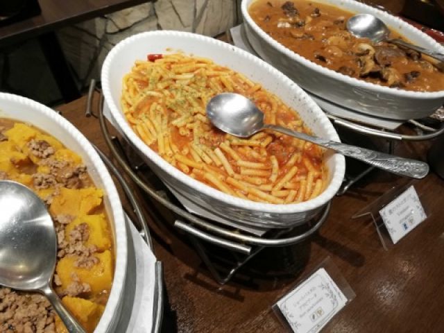 仕事内容はバイキングのホール業務◇
簡単なので接客好きな方なら歓迎!!