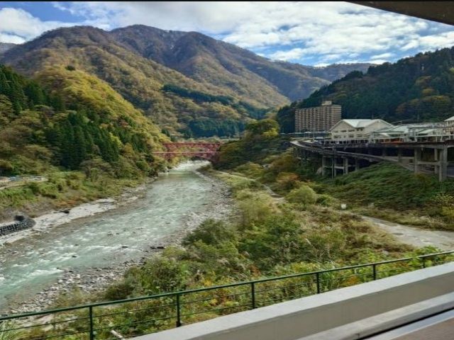 施設のロビーからの眺め！四季折々どの季節でも楽しめる温泉地です。