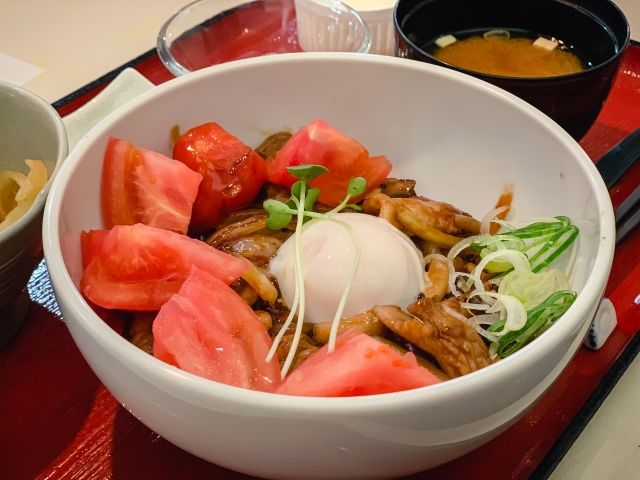 下呂温泉の名物「トマト丼」