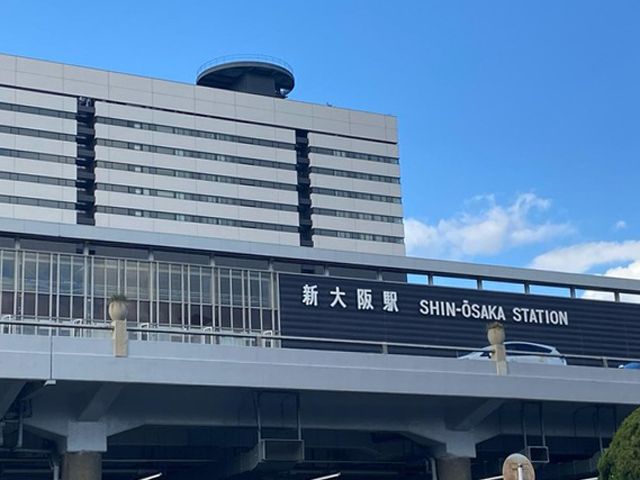 ホテルは通勤便利な立地で。