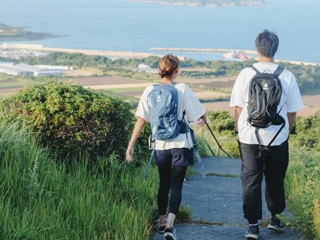 海だけでなく石垣やアコウの木など古い町並みと出会えます。端から端までめいっぱい島巡り