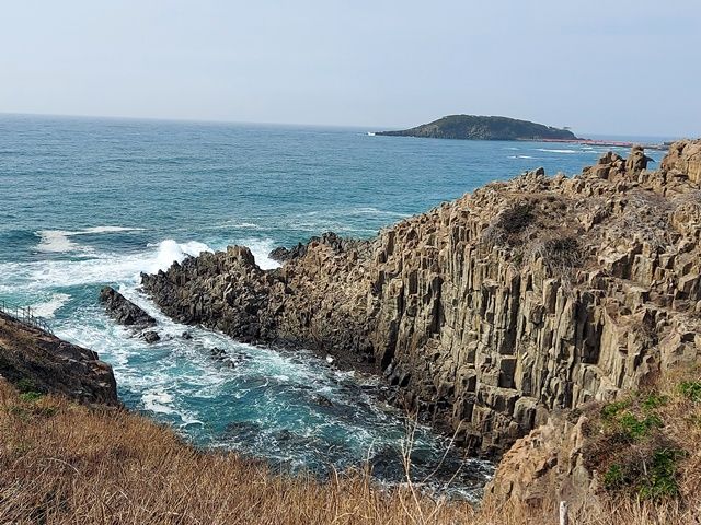 三国を代表する観光スポット「東尋坊」があります。
