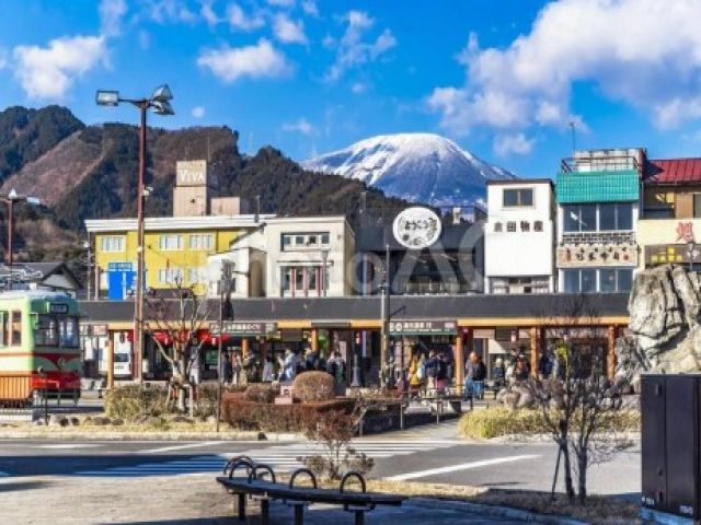 駅周辺は栄えております！
