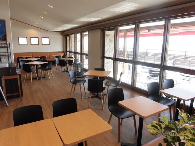 フードコート型のレストランでのお仕事です！