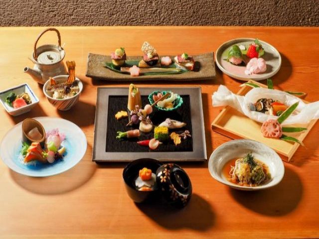 《いろどり華やかな創作懐石料理》
このようなお料理の配膳・下膳を行っていただきます！