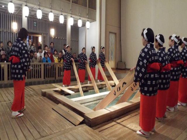 湯もみショーをお楽しみください！