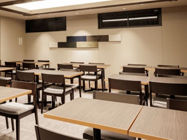 きれいなホールでのお仕事です。
多くのお客様が利用してくださいます！