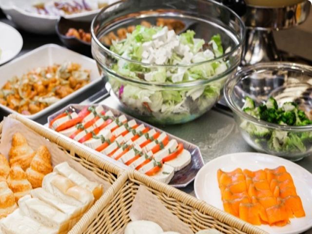 お食事はバイキングの残りをいただくことができます。
美味しいので、食べすぎ注意です！