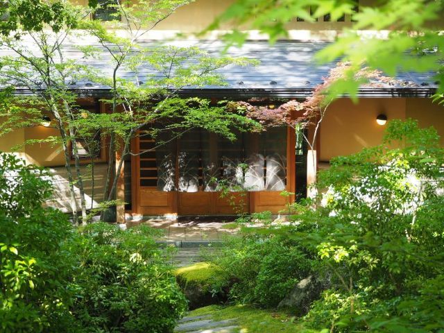 《森の緑に囲まれた静かな隠れ家旅館》
お客様へ特別な空間の提供をお願いします♪