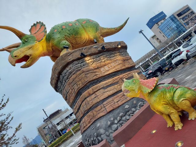 いろいろな場所に恐竜がいます！
何匹いるのか数えてみてください！