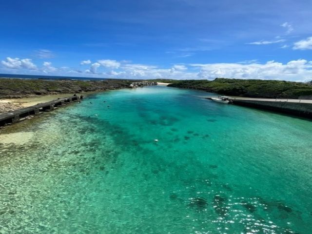 エメラルドブルーに輝く透明度抜群の海も魅力のひとつ！