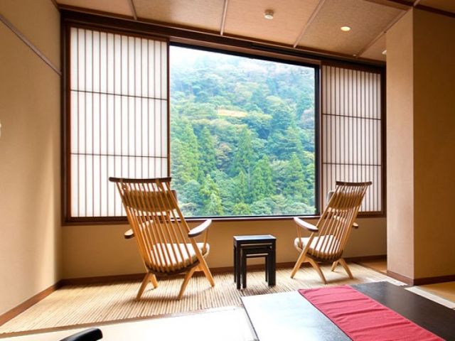 新緑と川が綺麗な温泉地です☆
都市部にも電車で30分で行くことができます！