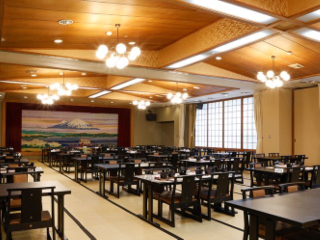 宴会場までお食事を運んでいただきます！