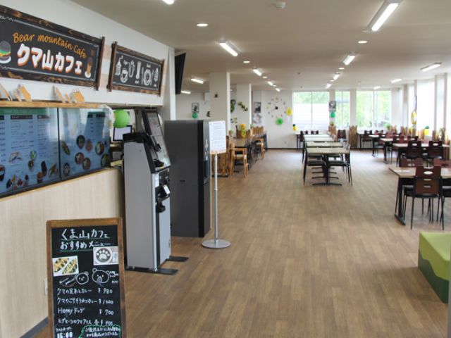 基本的にはセルフサービスなのでお客様ご自身でお料理を運ぶスタイルです(^^)/