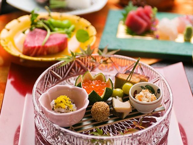 地元で採れた食材を中心とした懐石料理を提供していただきます。