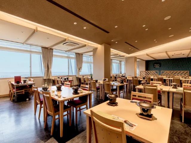 レストラン会場でのお仕事です。
海が近く、魚が泳ぐ水槽があります。