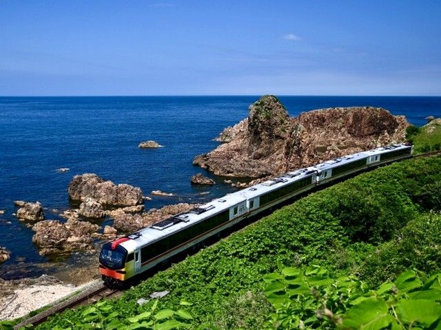 車窓から日本海の雄大な景色を楽しむことができる五能線