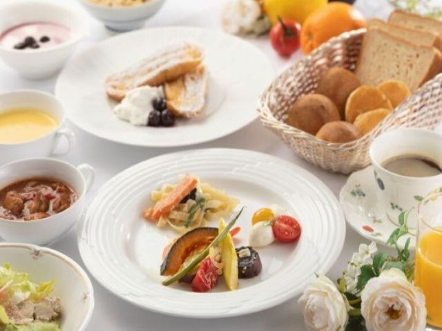 《朝食ビュッフェ！》
朝食の案内やお料理の配膳・下膳を行っていただきます！
