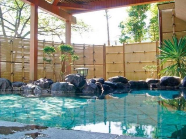 派遣のスタッフも多く、20代～50代活躍中！！温泉も入れます！