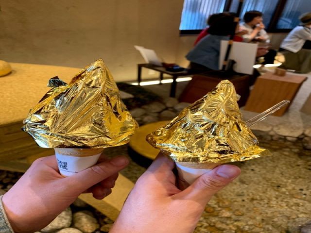 ご当地グルメ、金箔ソフト！