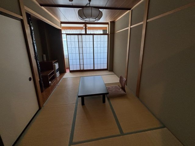 寮は元々お宿さんだった建物です。
お部屋も和室で広々しており快適です。