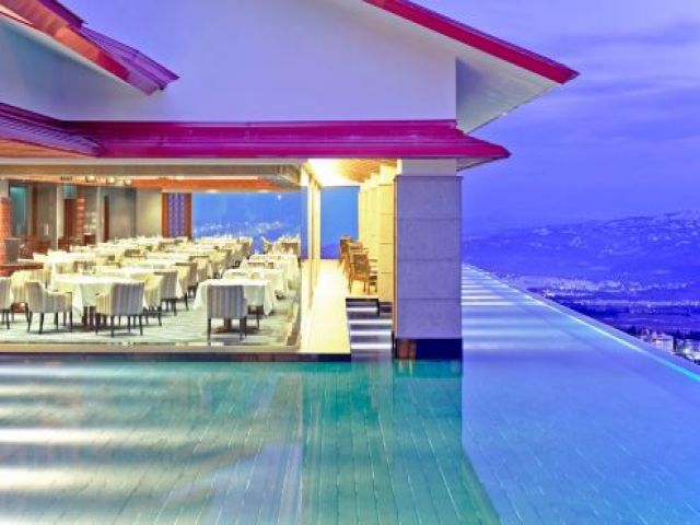 夏はゴルフ場、冬はスキー場が隣接しています!!