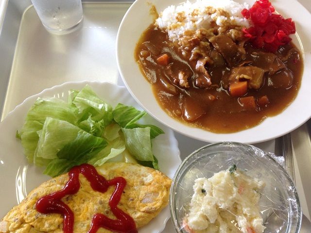 食事は嬉しい3食付き。休日もついてますよ！