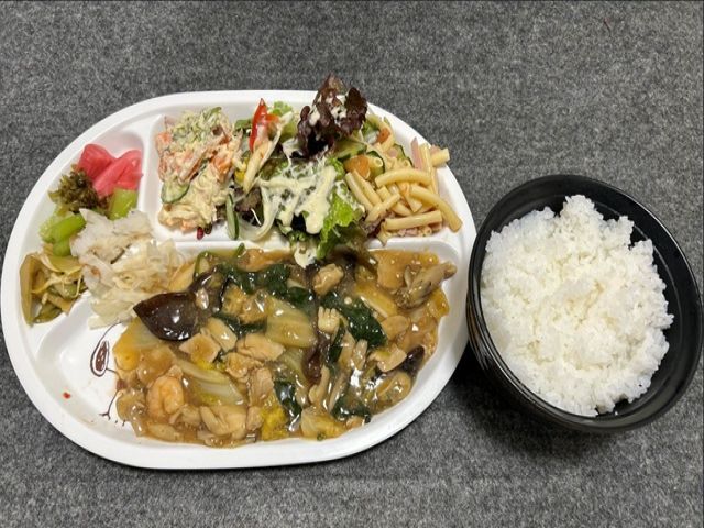 まかないはボリューム満点です。
人気メニューは天津飯ですよ～！
