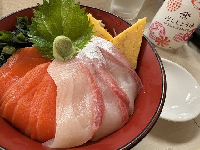 海鮮丼屋さん多数！その他にも沢山の食べ歩きスポットが有ります！お休みの日には是非！