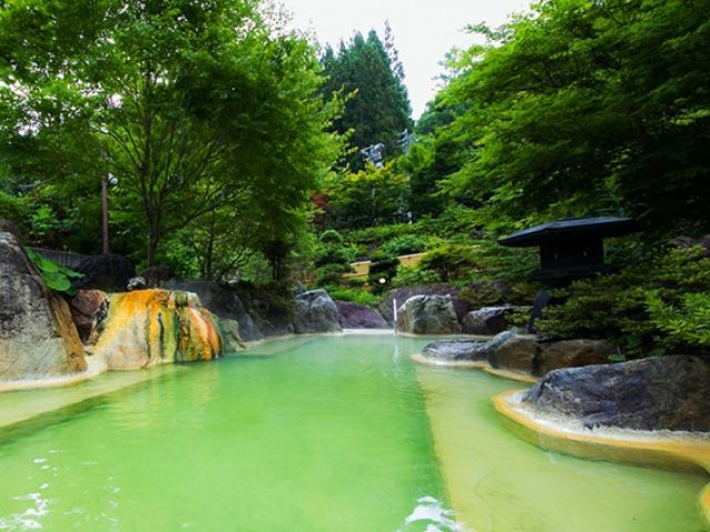 エメラルド色がきれいな自慢の露天◇
仕事の疲れも一瞬で吹き飛びます!!
