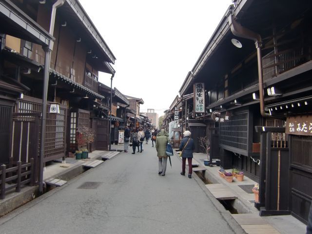 「飛騨の小京都」と呼ばれる伝統的な古い町並みが広がります♪
