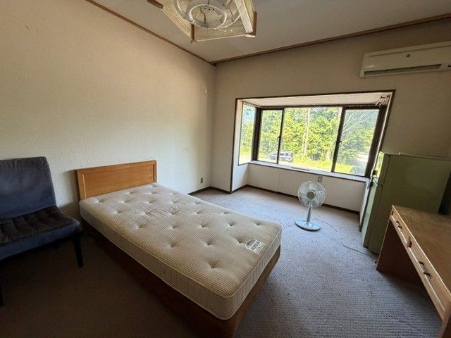 《寮の様子》
ツインルーム程度の広さ！TV・Wi-Fi・風呂・トイレもついています！
