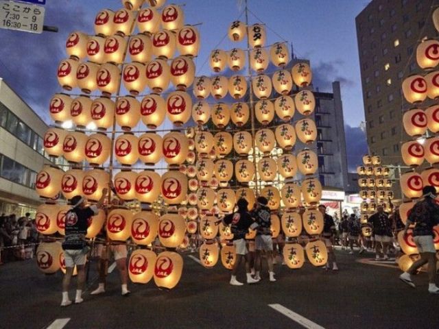 秋田の夏の風物詩「竿燈まつり」。ハラハラ☆どきどき、スリル満点の迫力！