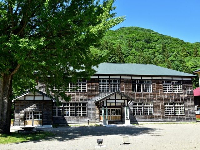 村内にある交流・観光拠点施設「旧・喰丸小学校」です