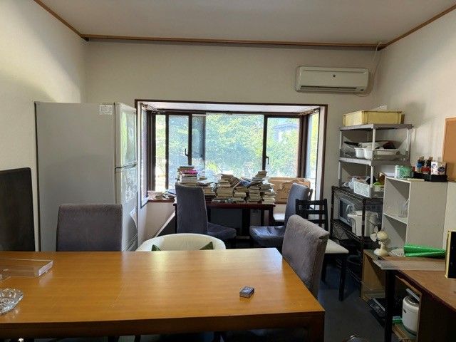 《休憩室の様子》
電子レンジ・ポットもあり、キッチンはカフェ内のものを使用できます☆
