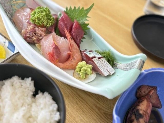 周りには安くて美味しい海鮮がたくさん！