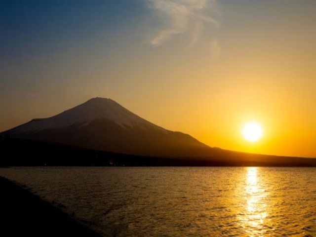 《夕日と富士山》
秋・冬の山梨は空気が澄んでいてとても綺麗な富士山が眺められます！