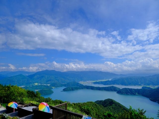 目の前が湖！絶景が広がってます。