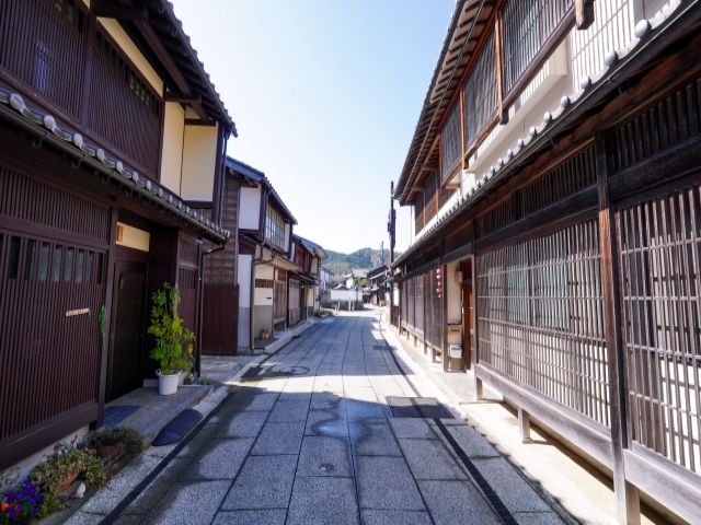 車で少し行くと、こういったレトロな雰囲気な町もあります！