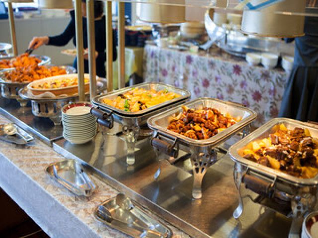 食事は休日も3食無料！！朝はバイキングを召し上がれます！！