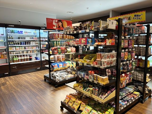 ホテル売店はうれしいラインナップです。