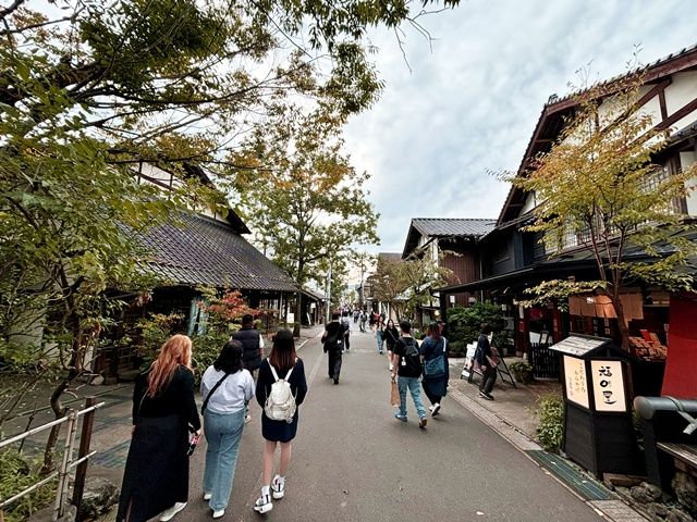 由布岳を眺めながら、カフェや雑貨店など楽しいお店を巡れます。