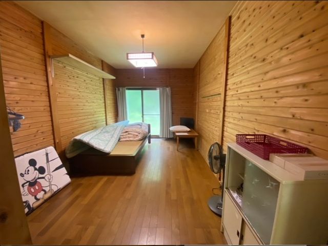 寮のお部屋も綺麗です。
風呂トイレも室内にあり、洗濯機、電子レンジまで完備!!