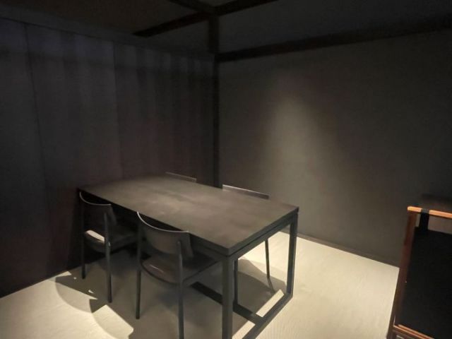 お洒落なレストランでの接客対応も行います。