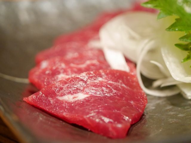おすすめグルメは馬刺し！感動する美味しさなんです！