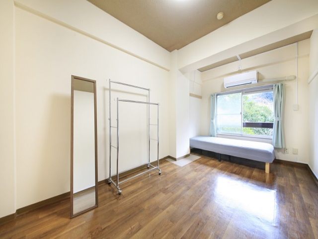 部屋イメージ。リフォーム後のお写真ですが、6年ほど前となります。（写真は女性）