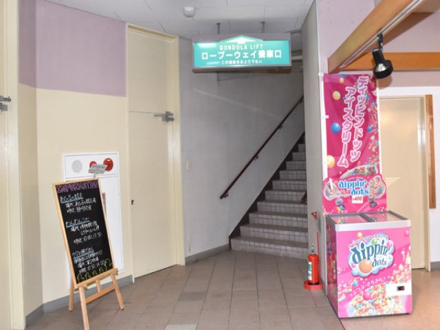 チケットカウンターで着席しながら接客(^^)/