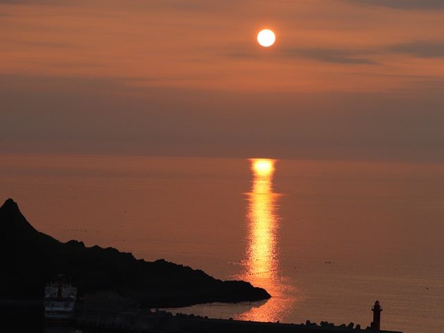 ホテル周辺から見える海の夕日もお勧め☆
観光名所も多数あり、休日は羽を伸ばして下さい☆