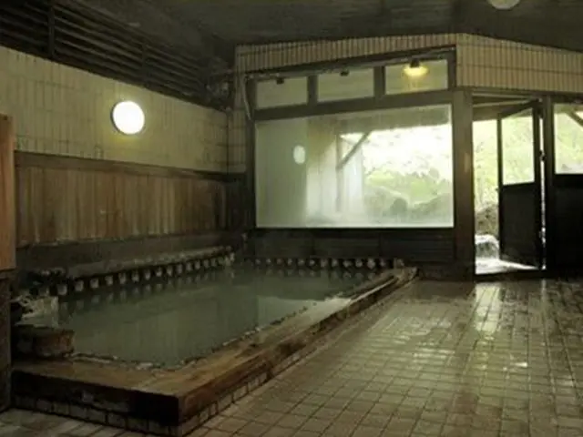 源泉かけ流しの温泉に毎日入れるので、日々の疲れも取れますよ！
