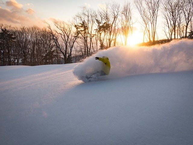 リフト券・ボード・ウェアのレンタル無料！！
休日はゲレンデで滑ろう☆
